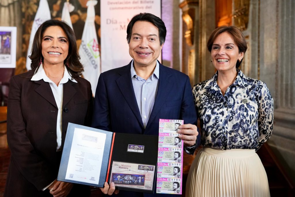 Conmemora Gobierno de México a las maestras y maestros del país, con Estampilla Postal y Billete de Lotería