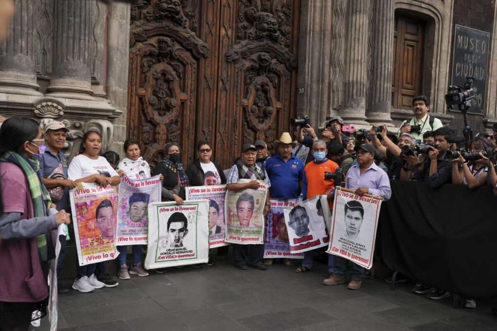 Piden padres de los 43 a Sheinbaum la destitución del fiscal Gómez Piedra