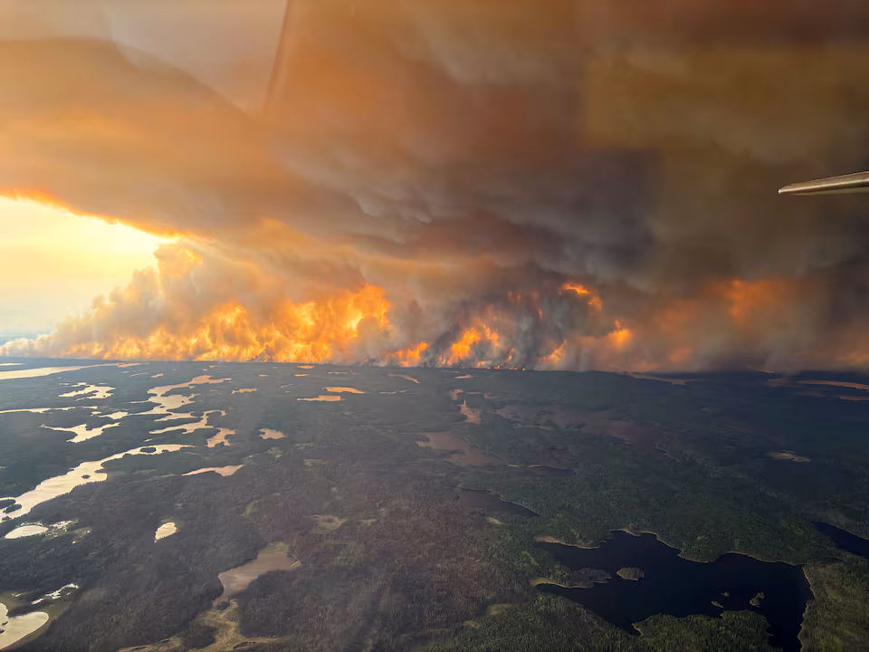 Manitoba insta a miles de personas a evacuar mientras se propagan los incendios forestales en Canadá