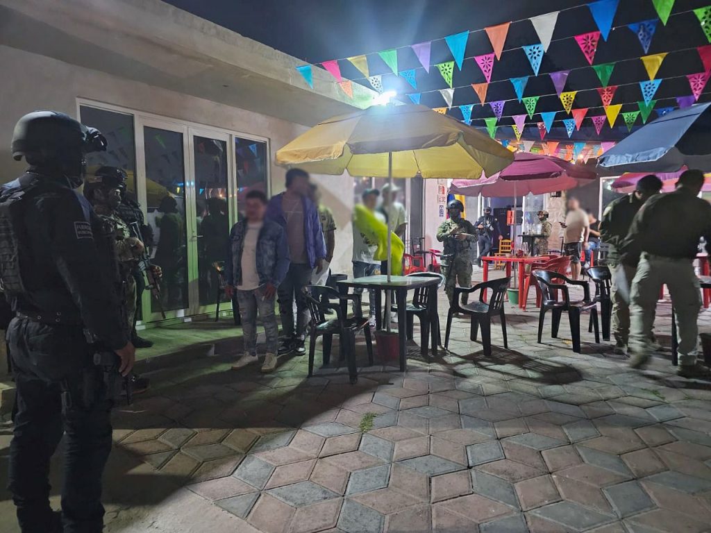 Autoridades aseguran a nueve migrantes colombianos en Cuautlancingo.