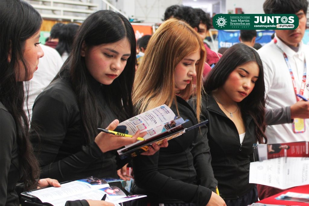 GRAN PARTICIPACIÓN DE ESTUDIANTES EN LA EXPO BECAS UNIVERSITARIAS EN TEXMELUCAN