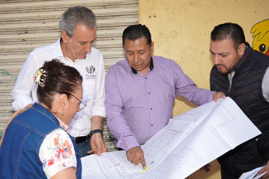 Atiende Pepe Chedraui solicitudes en Canoa para mejora de puente vehicular.