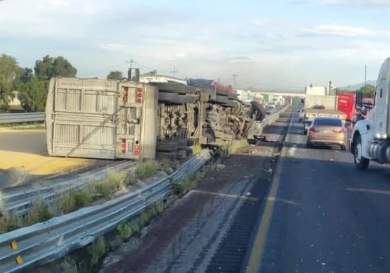 Cierre parcial en la autopista Puebla- Orizaba por volcadura de tráiler