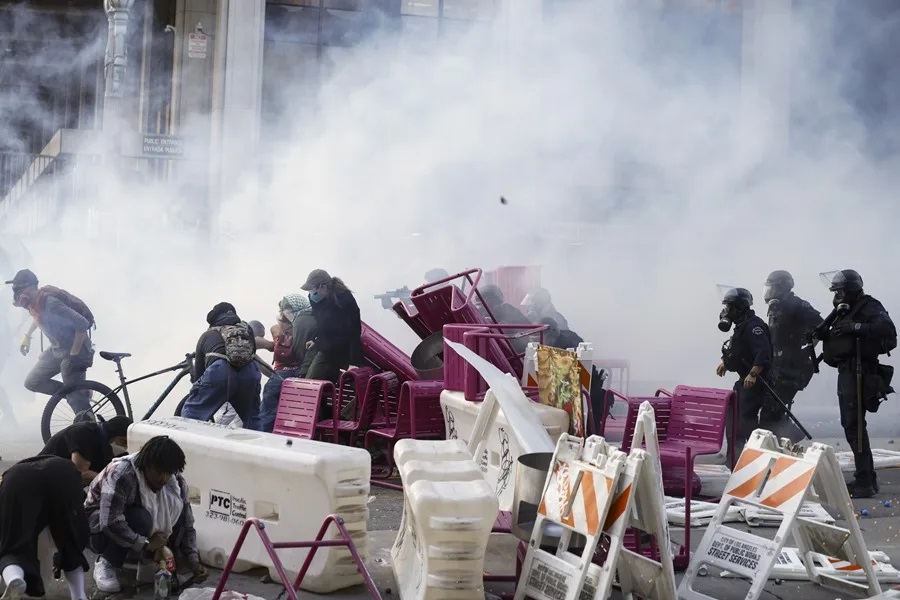 Donald Trump dice que enviar tropas salvó a Los Ángeles y California demanda al Gobierno por enviar a la Guardia Nacional