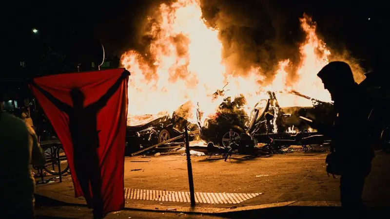 Dos muertos y cientos de detenidos en Francia durante los disturbios en los que degeneraron los festejos por la victoria del PSG en la Champions League