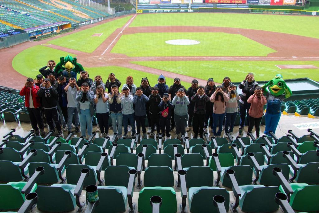 Realizan IMDP, SMDIF y Pericos de Puebla clínica deportiva para niñas y niños del Centro de Día
