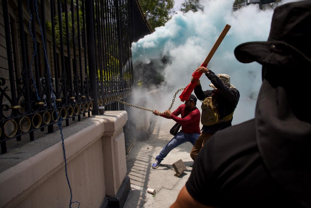 Maestros provoca violentos altercados frente a la Secretaría de Gobernación