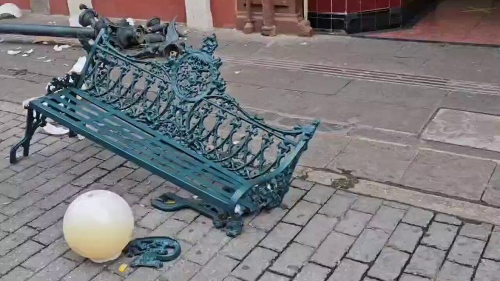 Conductor destruye banca y luminaria en Puebla