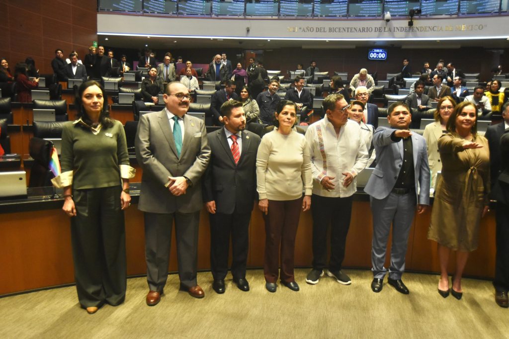 El cantante Erasmo Catarino toma protesta como senador del Partido Verde Ecologista