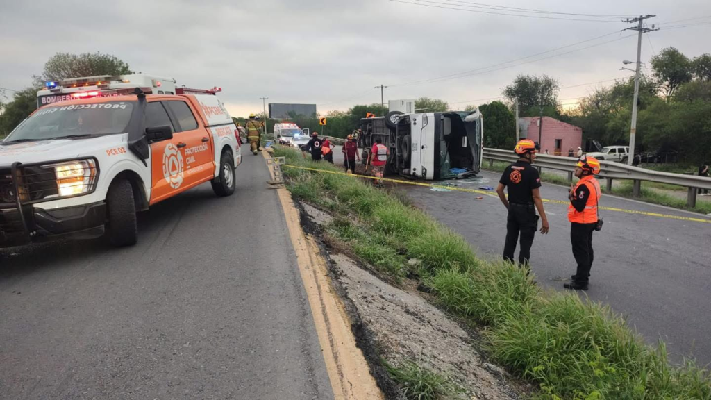 Volcadura de autobús deja 11 muertos en la Carretera Nacional