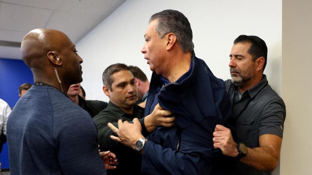 Alex Padilla, senador californiano es esposado en una conferencia de prensa de la Administración Trump