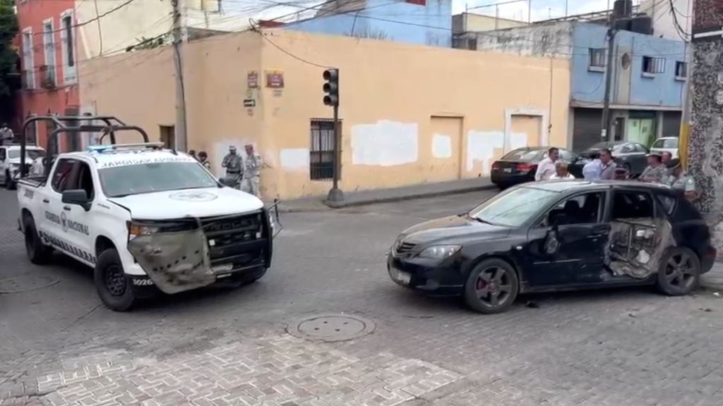 Patrulla de la Guardia Nacional choca auto particular