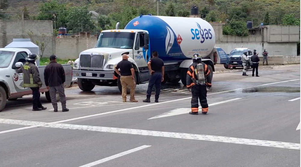 Fuga de gas LP sobre Periférico Ecológico movilizó a cuerpos de emergencia