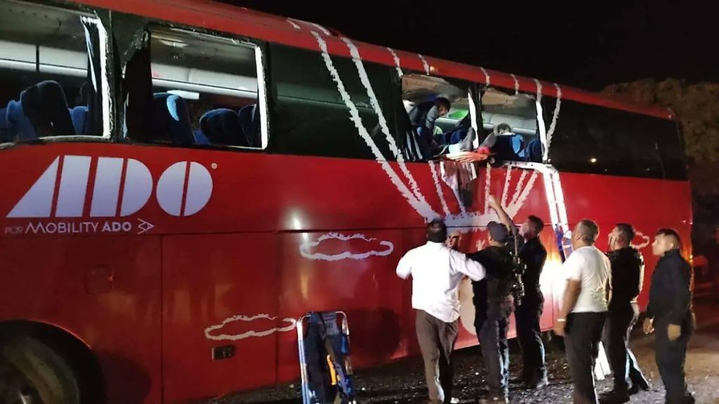 20 heridos y dos muertos tras choque de autobús en ruta Puebla-Mérida