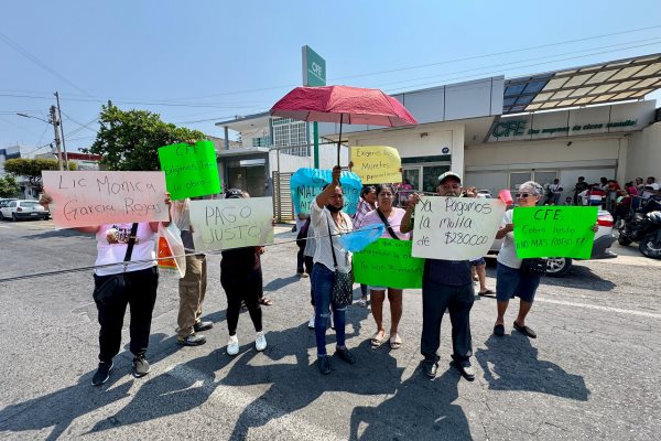 Vecinos de la colonia 20 de Noviembre se manifestaron por un presunto fraude de la Comisión Federal de Electricidad