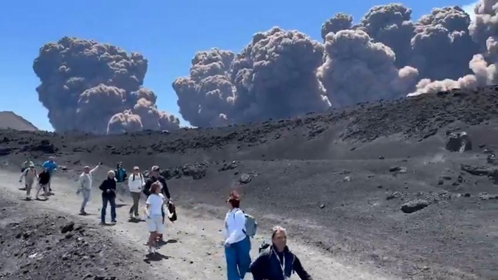Erupción del volcán Etna con coladas piroclásticas