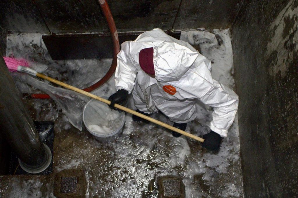 Realiza OOSL segunda intervención de limpieza en contenedores soterrados del Zócalo de Puebla