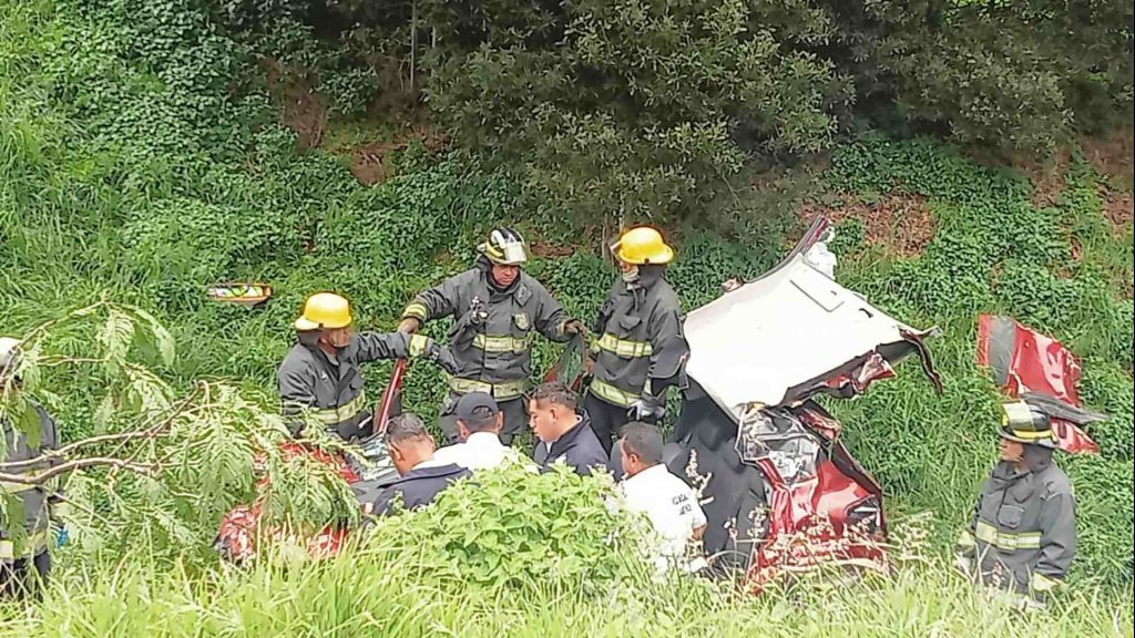 Muere conductor de un auto por volcadura en Periférico de Puebla