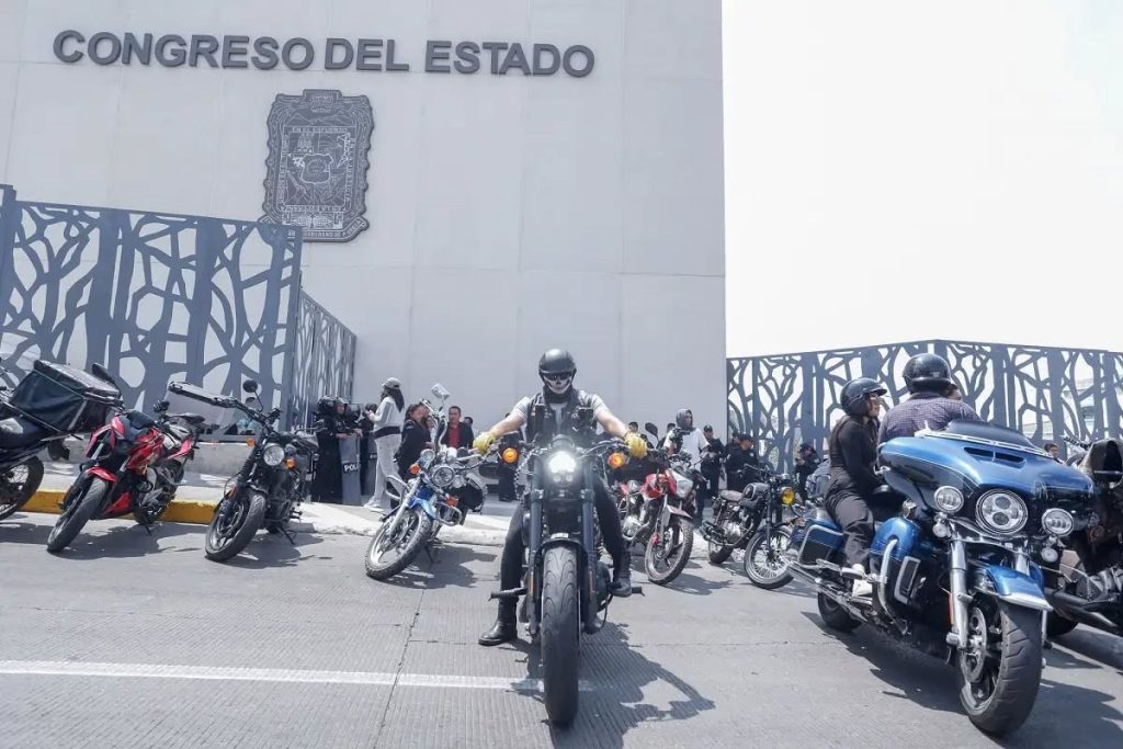 Comisiones del Congreso aprueban que motociclistas de Puebla porten placa en casco