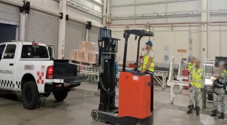 Aseguran metanfetamina en empresa de paquetería en AIFA