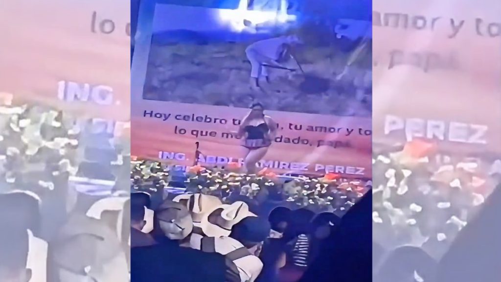 Alcalde de Olintla, celebró el día del padre con strippers en plaza pública 