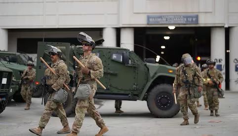 Trump despliega a elementos para aplacar protestas contra redadas migrantes; Guardia Nacional de EU llega a Los Ángeles