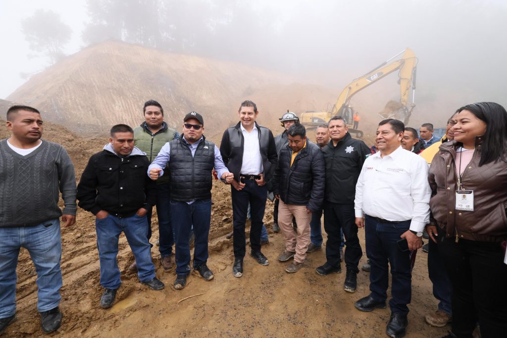 Respuesta inmediata del Gobierno de Puebla ante derrumbe en carretera de Eloxochitlán