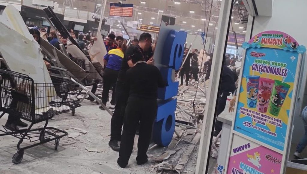 Desplome de plafón en plaza Pabellón del Valle, deja a 2 heridos