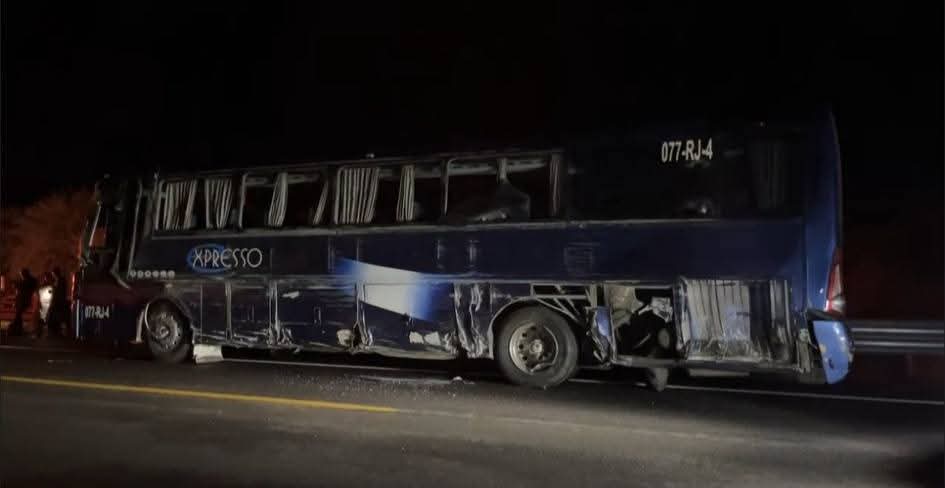 Un autobús de peregrinos fue impactado por un trailer en la Cuacnopalan-Oaxaca; varias personas resultaron lesionadas
