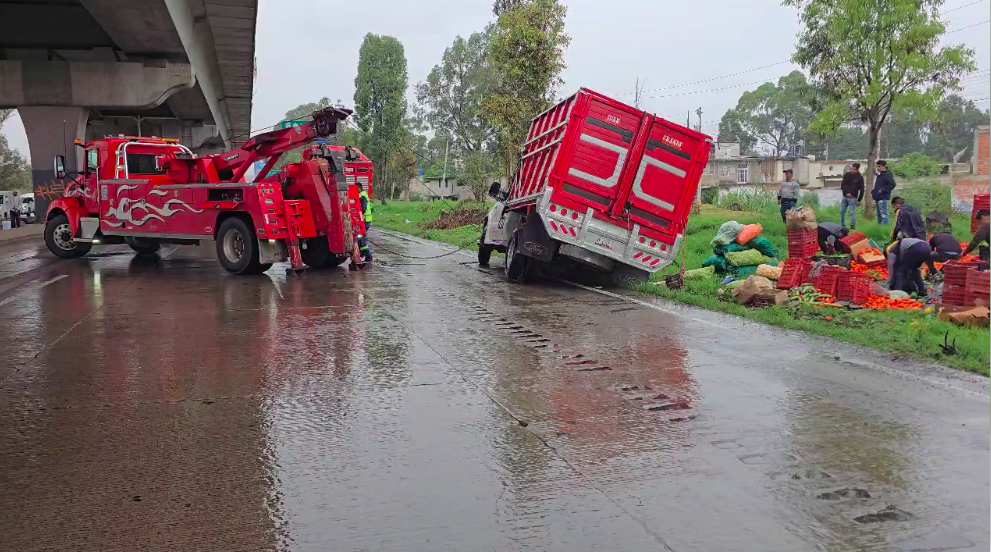 Camioneta que transportaba verduras volcó sobre la México – Puebla