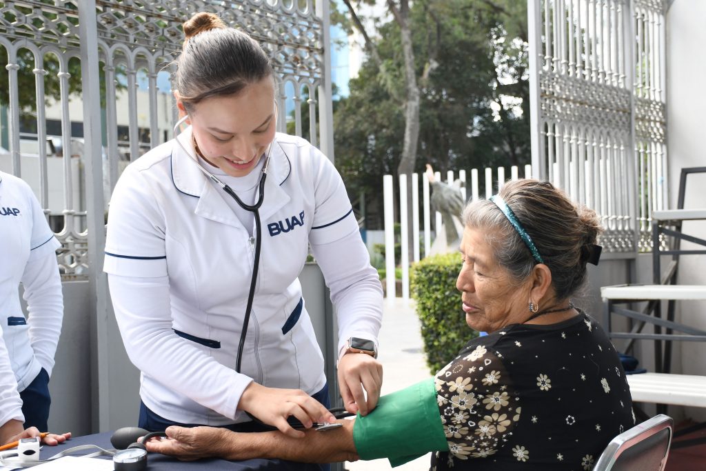 Oferta la BUAP Diplomado para desarrollar competencias en cuidadores familiares