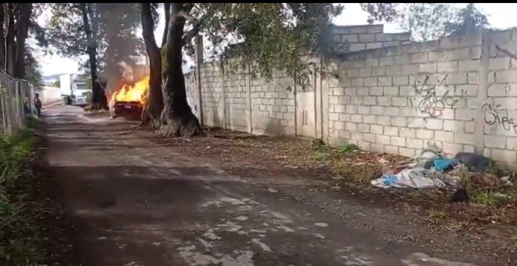 Hallan cuerpo calcinado en la cajuela de un auto abandonado en Puebla