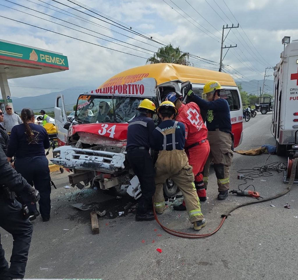 Se impacta colectiva contra vehículo de volteo, el conductor de 19 años manejaba a exceso de velocidad