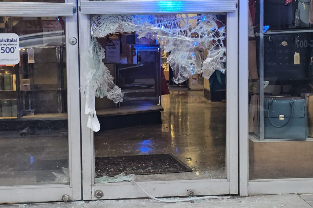 Dan cristalazo a Sanborns del Centro Histórico de Puebla