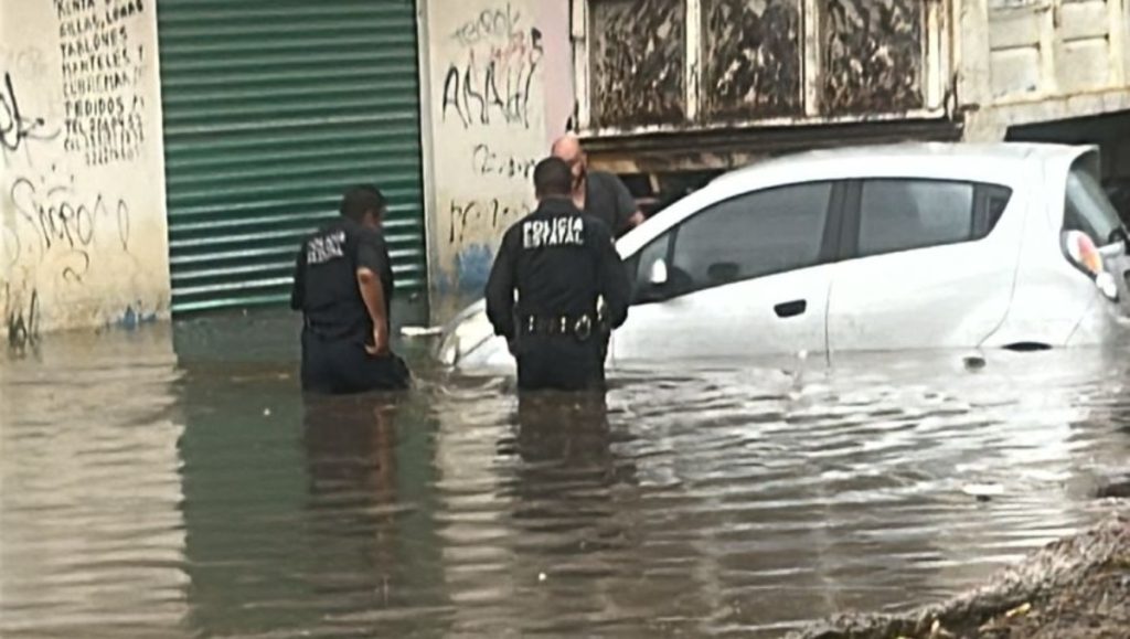  Lluvias colapsan calles y dejan autos varados en Puebla