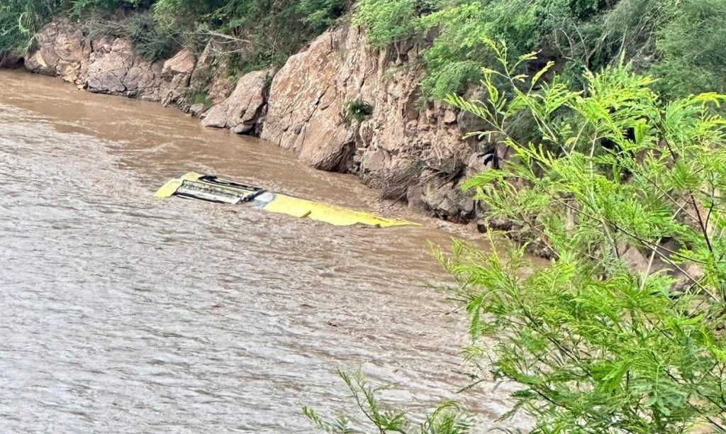 Un autobús ORO cae a un río en el tramo carretero Tlapa-Puebla