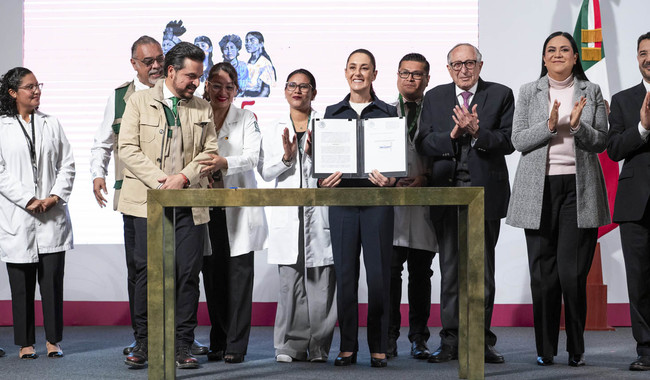 Presidenta firma decreto para incorporar hospitales y unidades médicas rurales al IMSS en beneficio de 10.8 millones de mexicanos