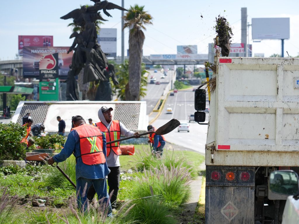 Realiza Gobierno de la Ciudad jornada de mantenimiento en la Vía Atlixcáyotl