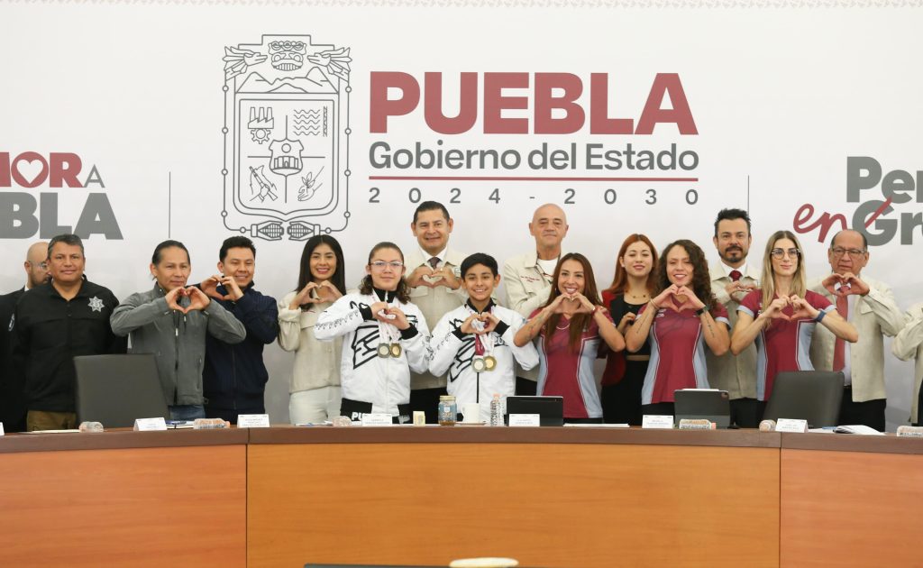 Presenta José Luis Sánchez Solá logotipo de la UDEP
