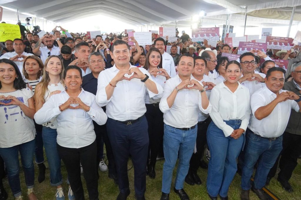 Gobernador Alejandro Armenta y alcalde Juan Manuel Alonso entregan módulos de maquinaria agrícola