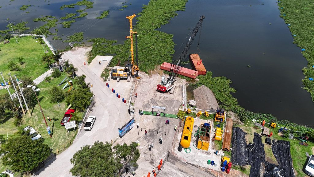 Alejandro Armenta y Pepe Chedraui colocan la primera piedra del puente de La Panga