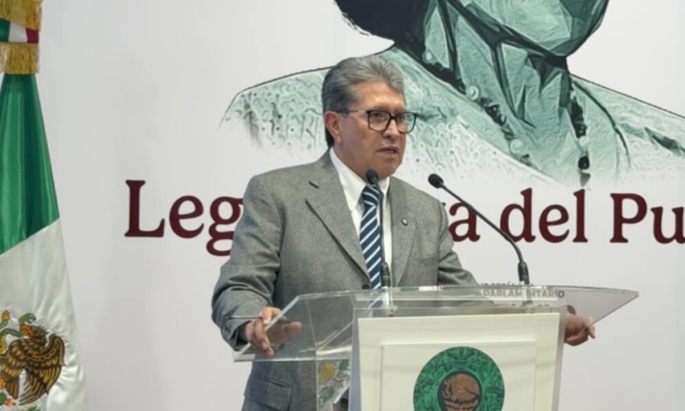 Ricardo Monreal defiende vacaciones en España: ‘Prefiero quedar mal con la oposición que con mi esposa’