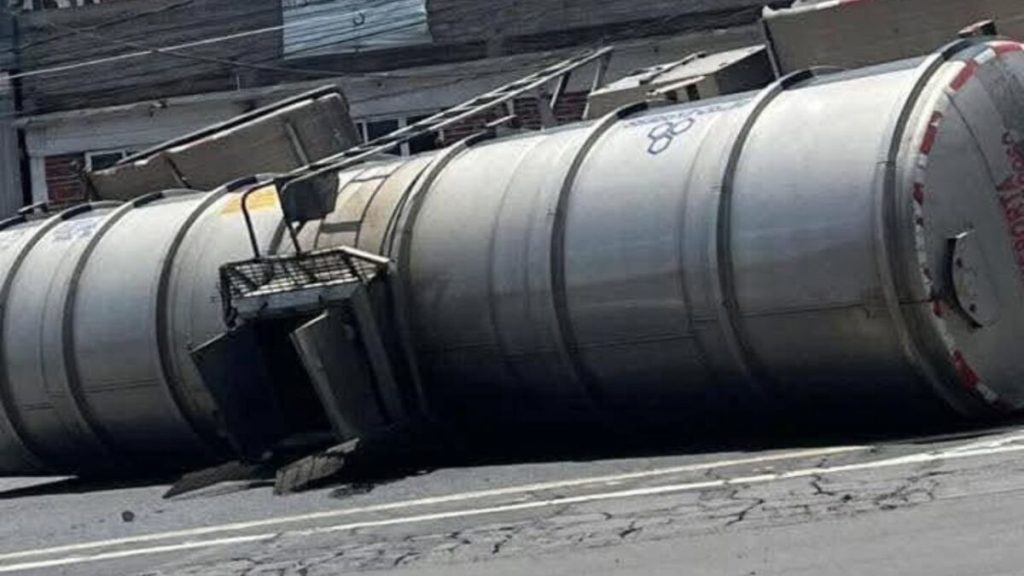 Volcadura de tráiler en la México-Pachuca con 64 mil litros de gasolina paraliza la autopista