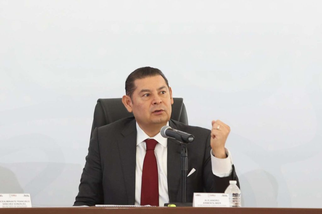 Sancionan a 49 exservidores públicos por corrupción en Puebla