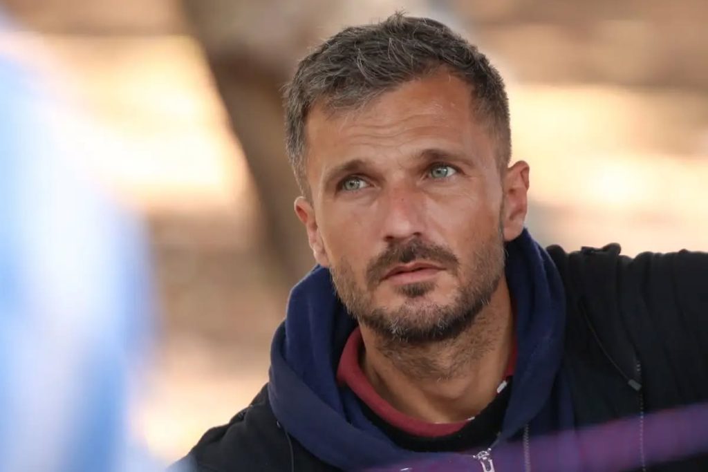 El curandero Mircea Gabriel anunció que cambia de sede y estará atendiendo en el Parque Juárez