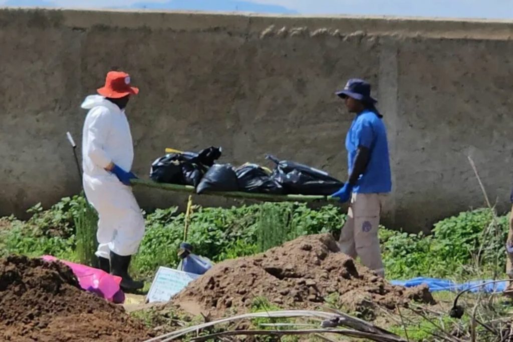 Exhuman al menos 215 bolsas con restos humanos en Zapopan, Jalisco