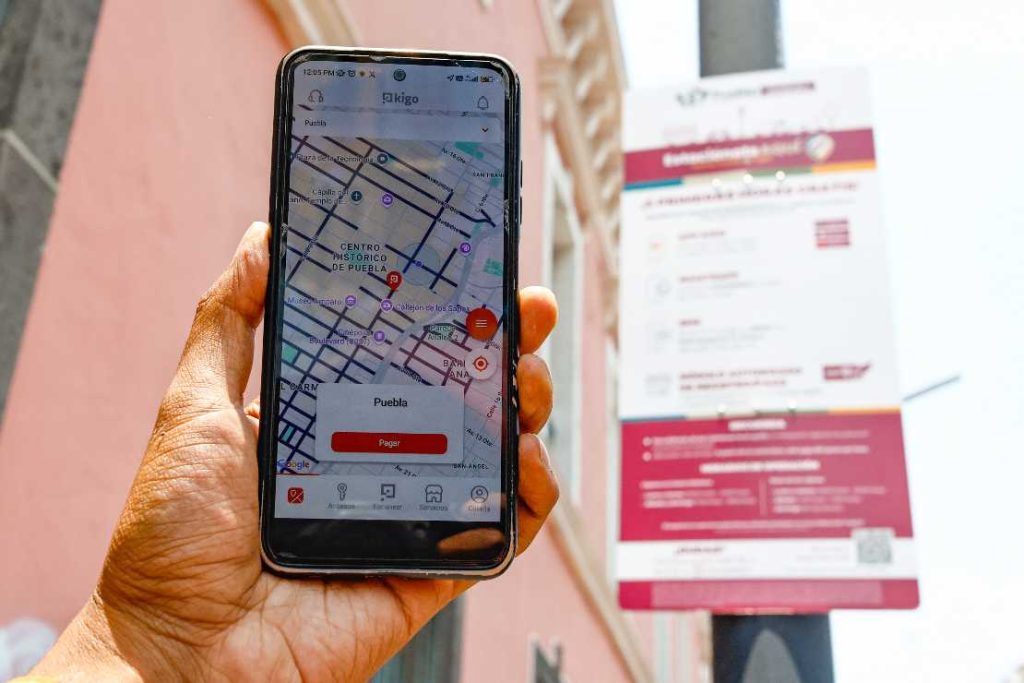 Disminuyen ingresos por parquímetros en Puebla por la gratuidad de 3 horas aunque hay más cajones.