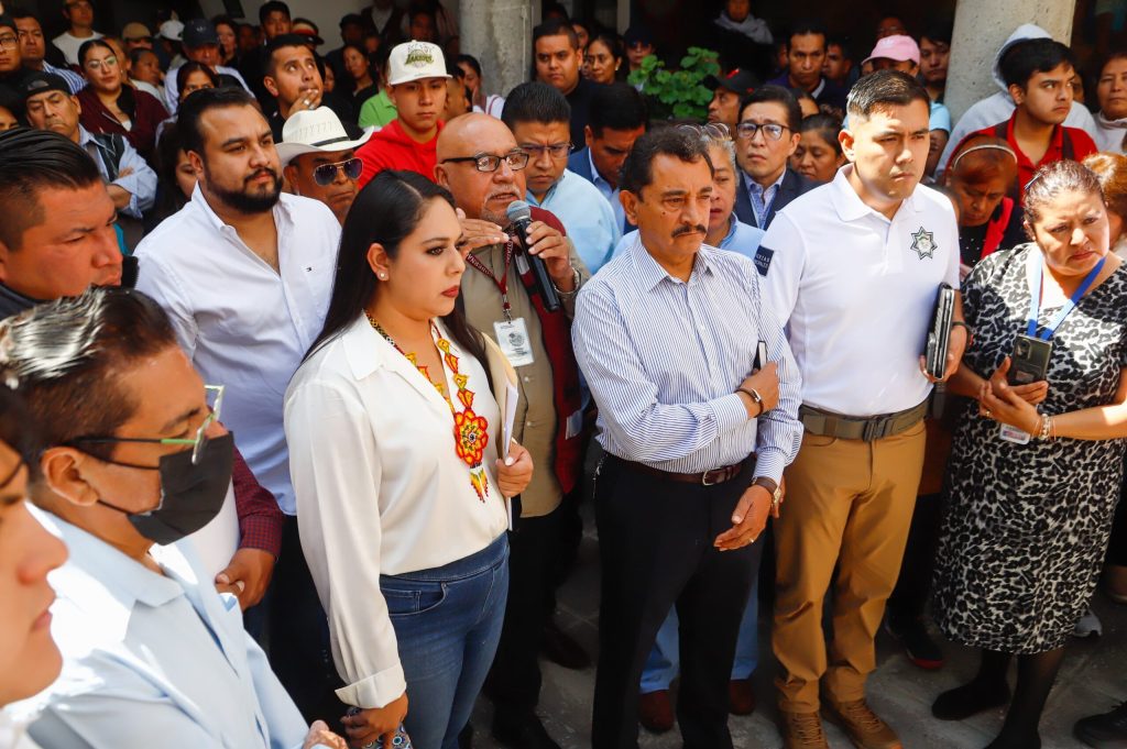 Atiende Tonantzin Fernández a comerciantes del mercado Cosme del Razo