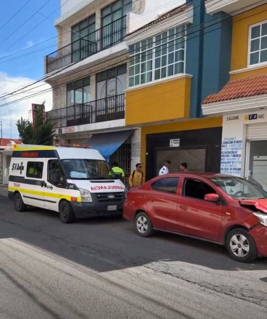 Ambulancia choca con auto en 2 Sur y 5 Poniente; sin heridos, solo daños