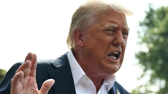 Donald Trump anuncia arancel del 30% a México por "no hacer suficiente" para frenar el narcotráfico y Sheinbaum confía en llegar a un acuerdo